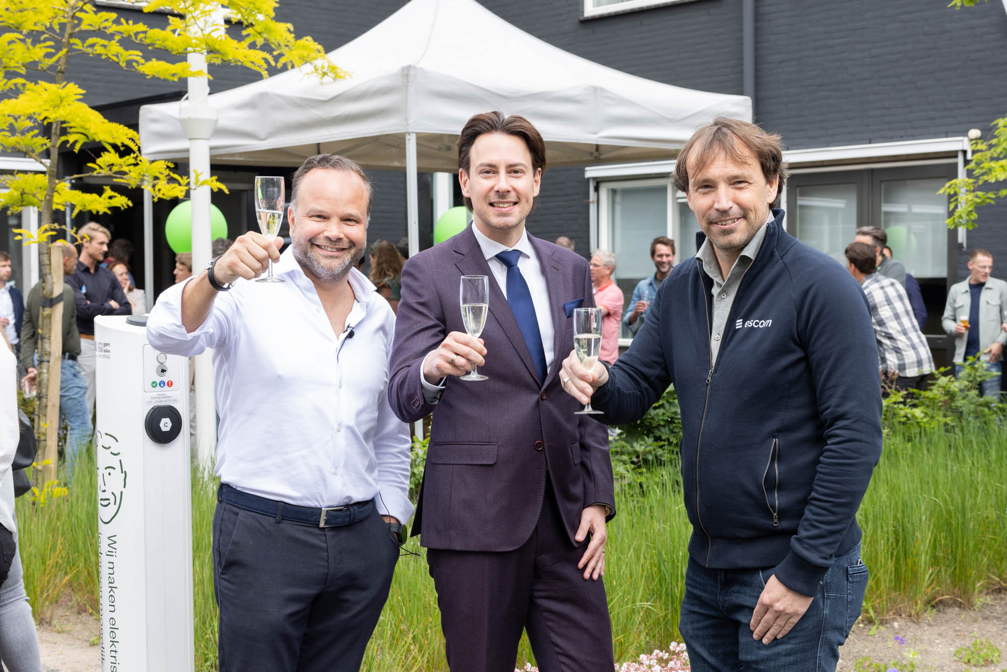 Gerwin Hip (Park&Charge), wethouder Dylan Lochtenberg en Albert Dorland (Escom) tijdens de opening van het nieuwe kantoor